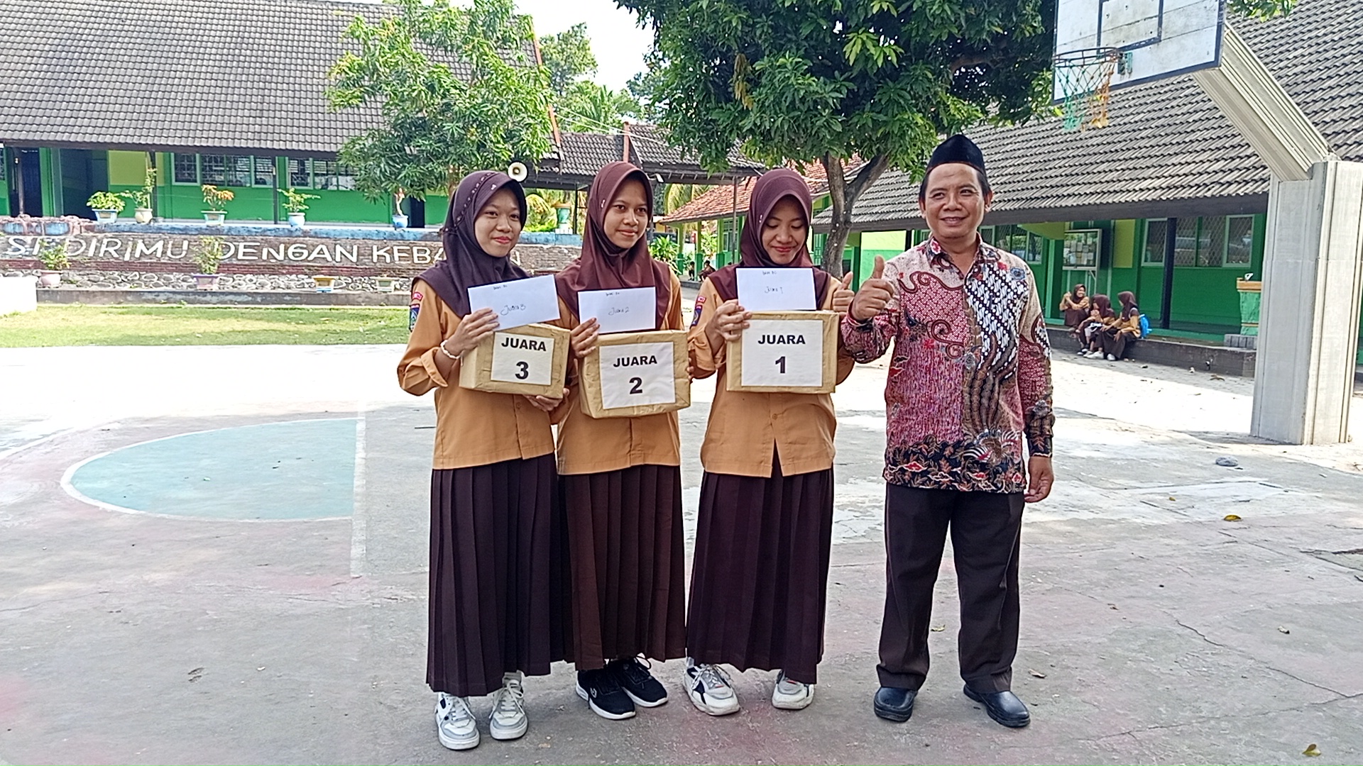 Pemberian Hadiah Siswa Berprestasi